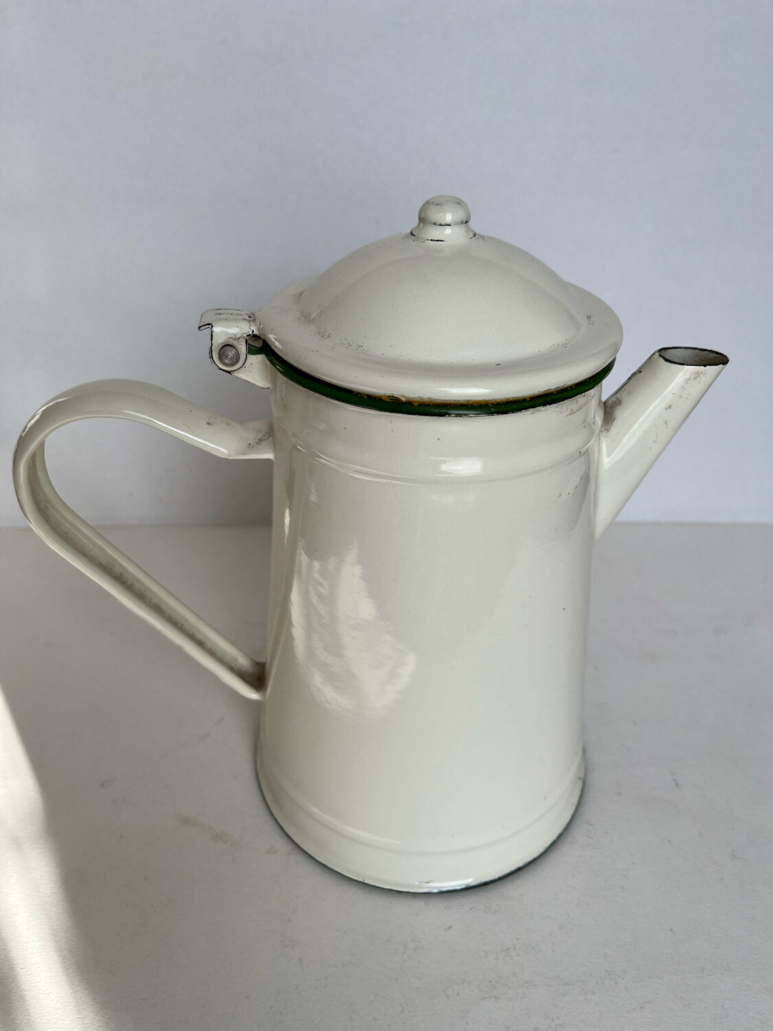 Enamelled sheet metal pourer