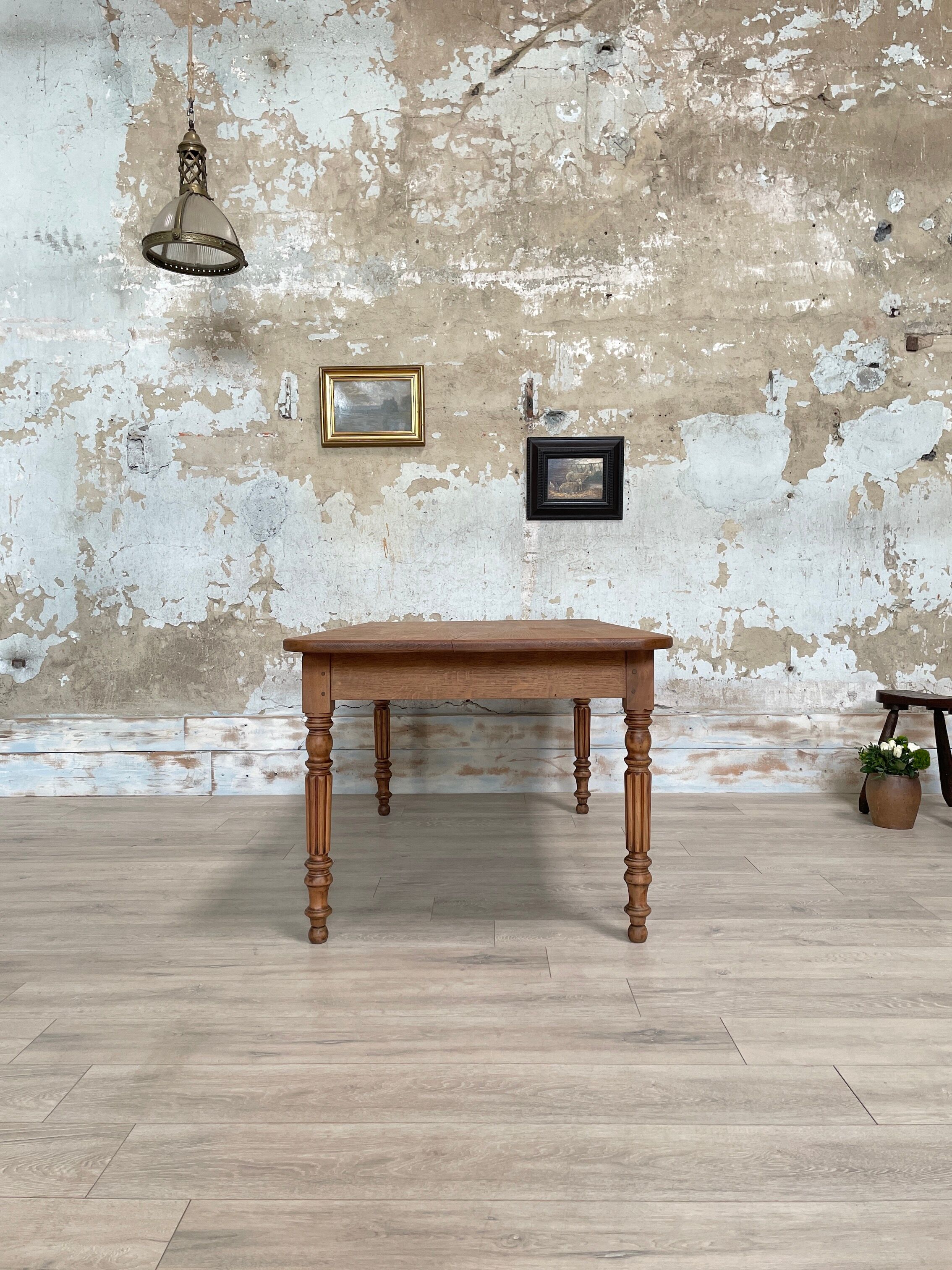 Table with turned legs in solid wood