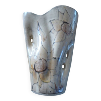 Vase de couleur beige demarque vallauris motif fleurs