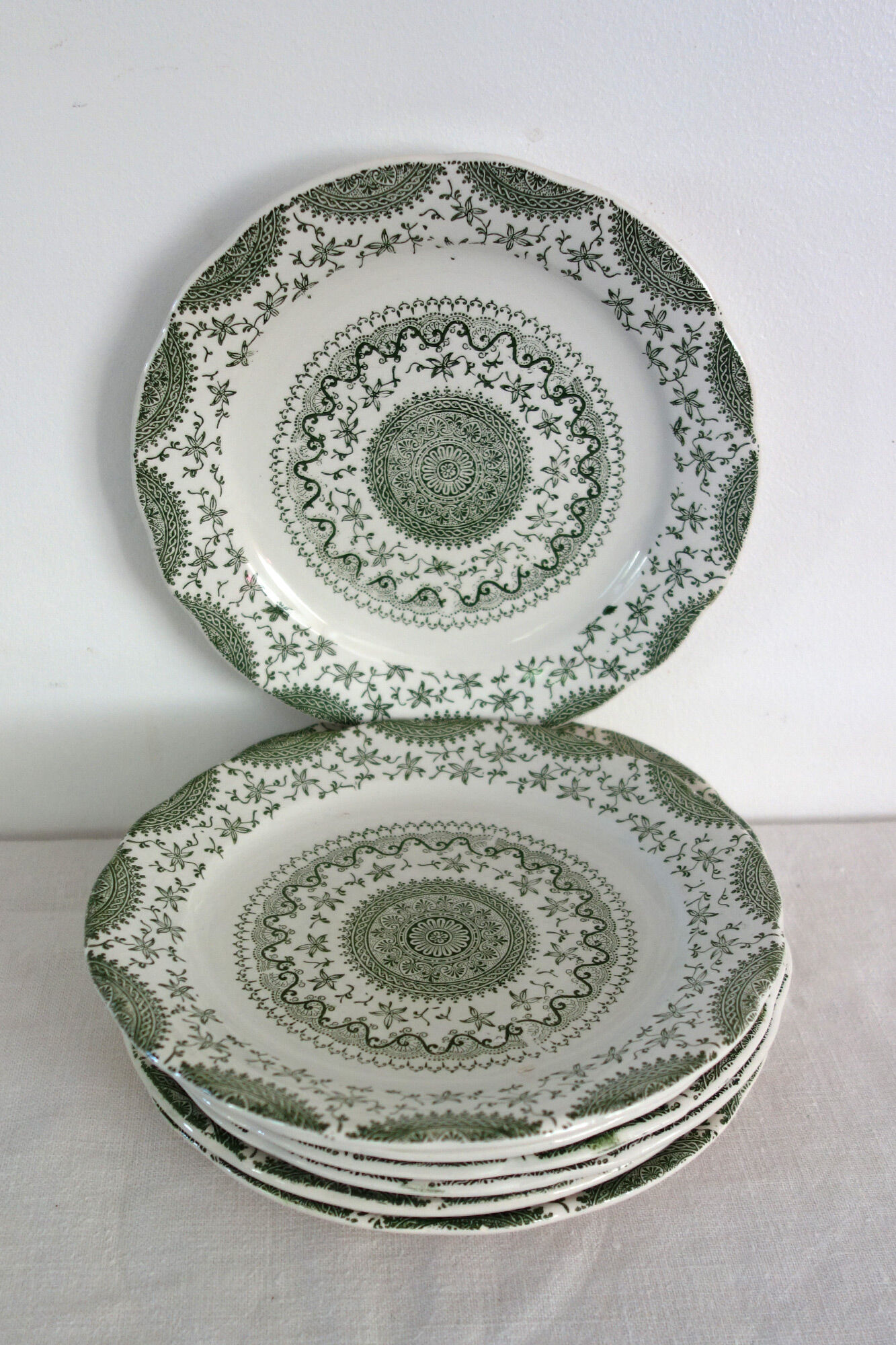 8 fine earthenware dessert plates