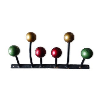 Porte manteau mural en fer forgé , 6 boules de couleurs en bois bis