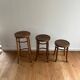 Suite de 3 tabourets bistrot en bois courbé – esprit Michael Thonet –
