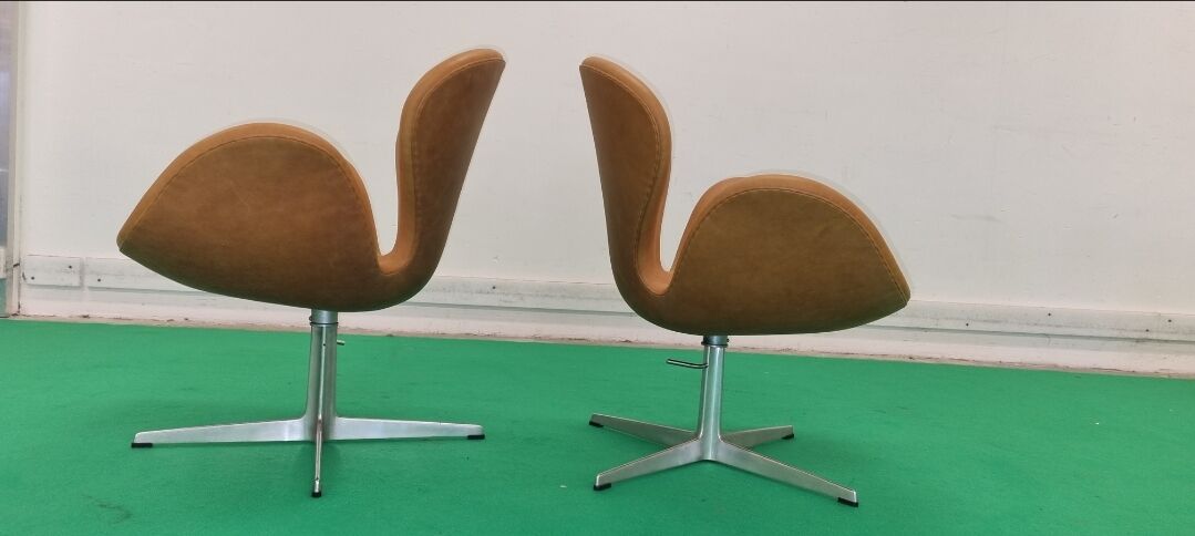 Pair Arne Jacobsen Swan chair Fritz Hansen