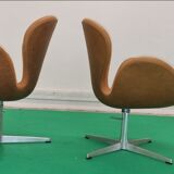 Pair Arne Jacobsen Swan chair Fritz Hansen