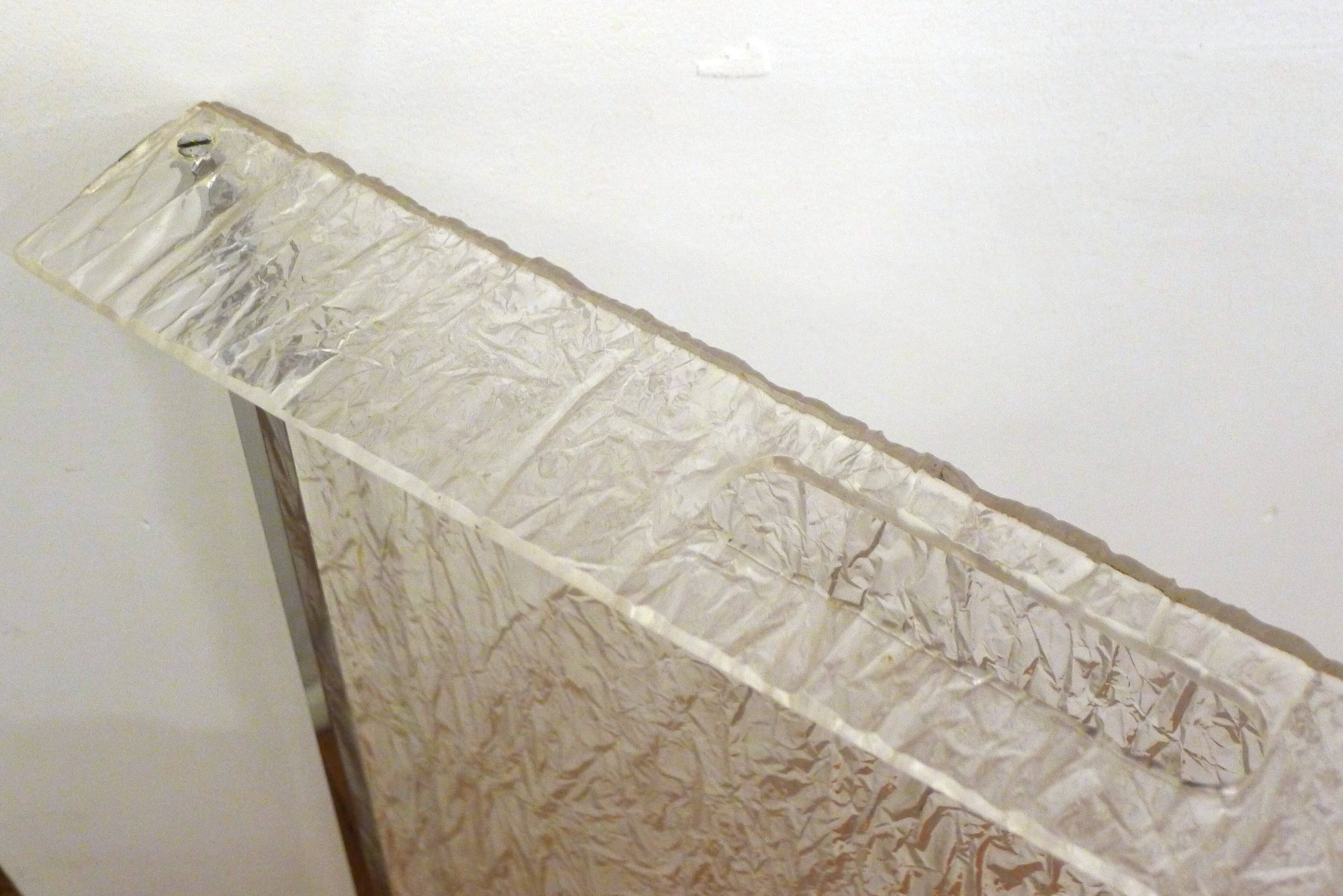 Large plateau 1970s in crumpled/frosted plexiglass & chrome strips