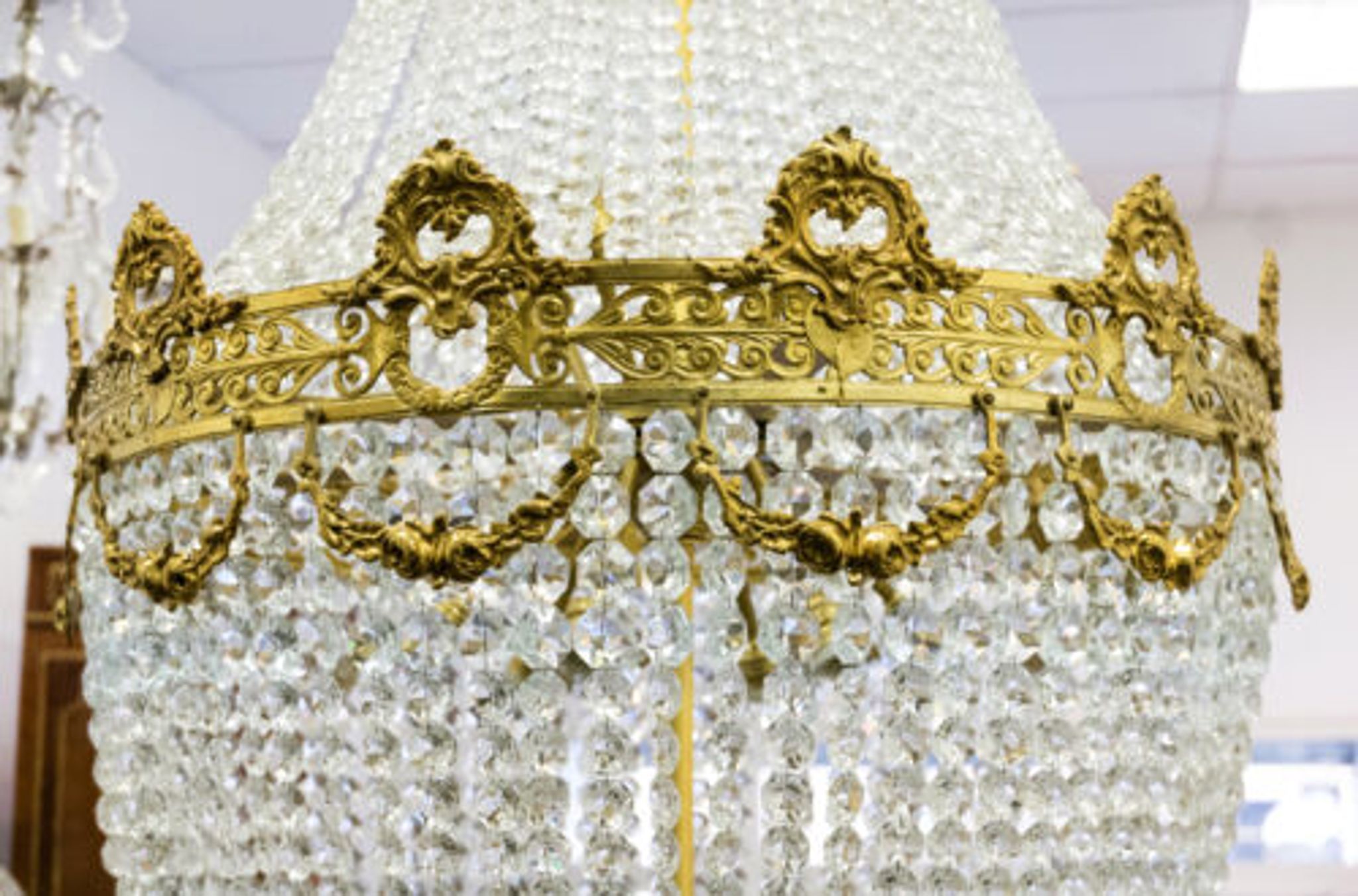 Lustre à pampilles, de forme montgolfiére
