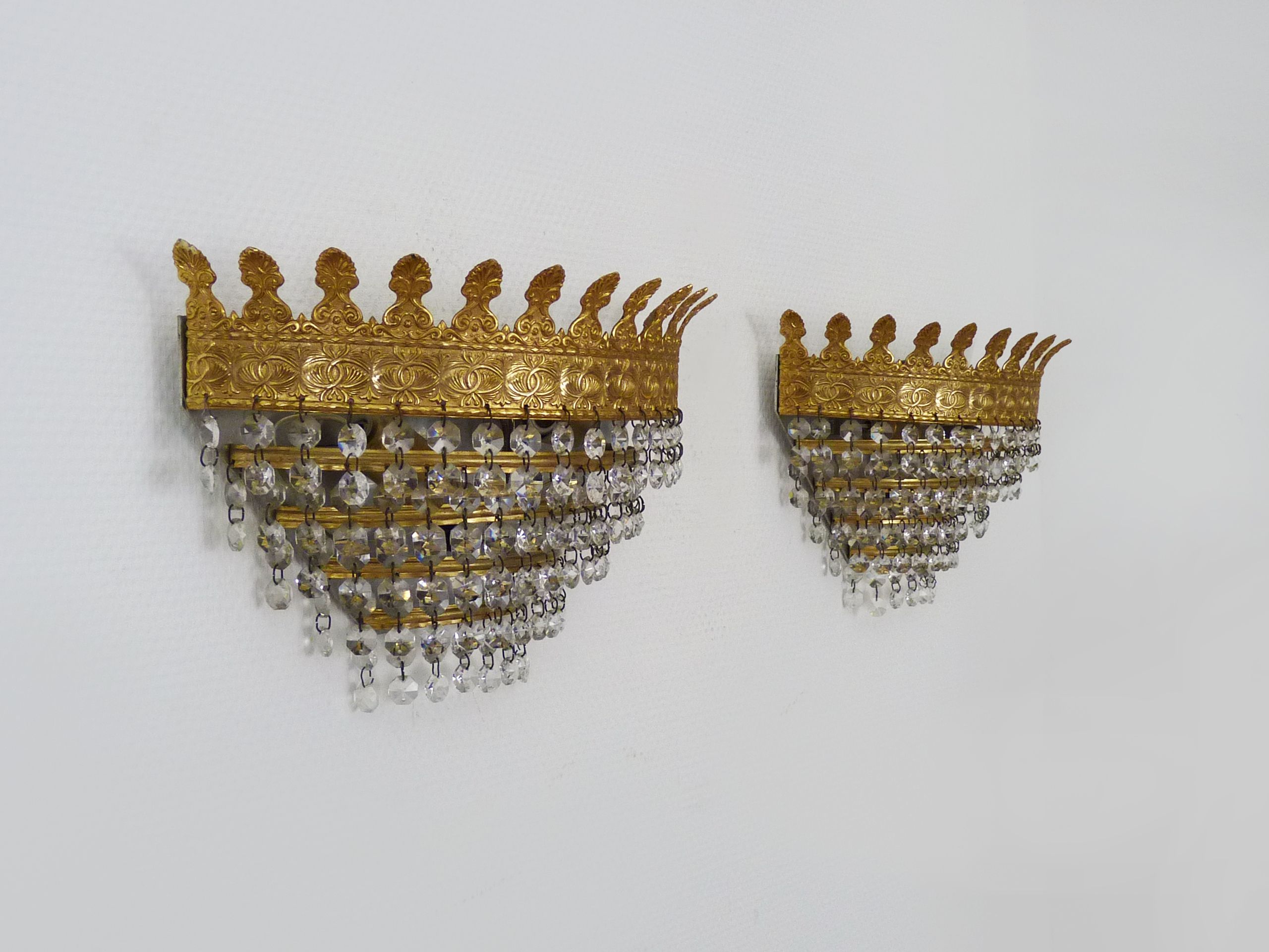 Pair of vintage wall lamps double lights with glass and brass grapevines. Year 70 80