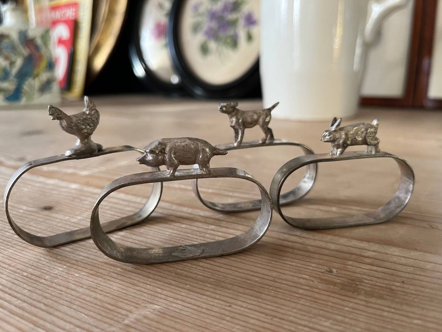 Animal motif napkin rings
