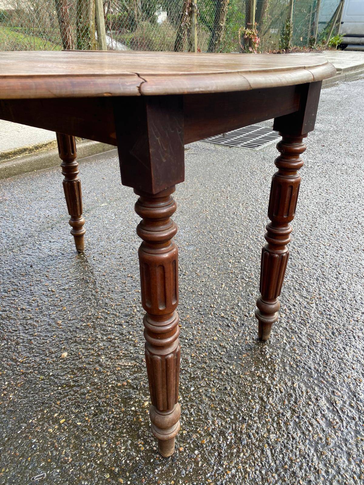 Louis Philippe round table with leaves, solid wood, 19th century, 95cm.