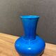 Vase signé en faïence bleue turquoise