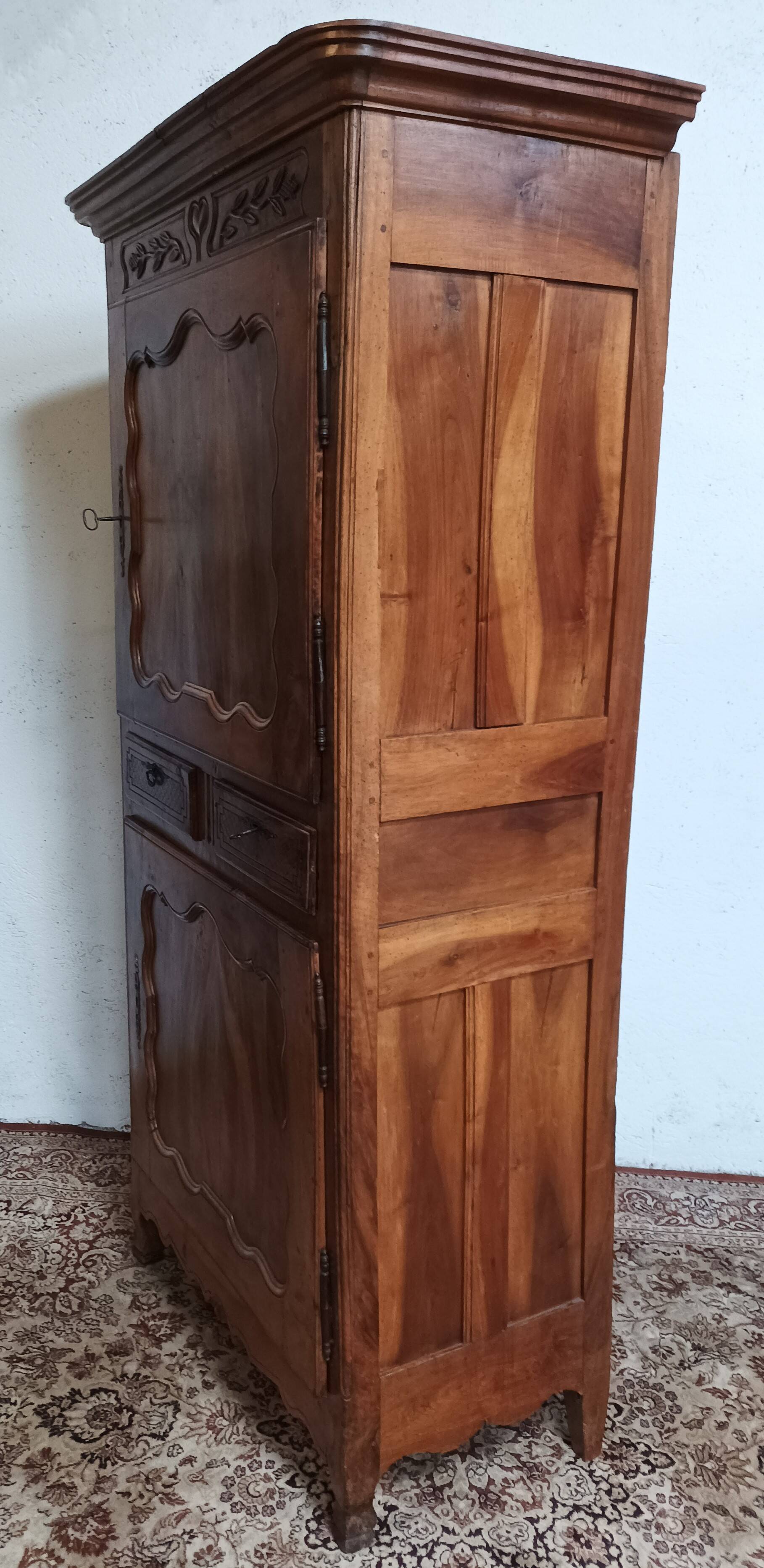 Louis XV standing man in walnut 18th century