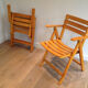 Paire de fauteuils pliants en bois vernis signé Clairitex