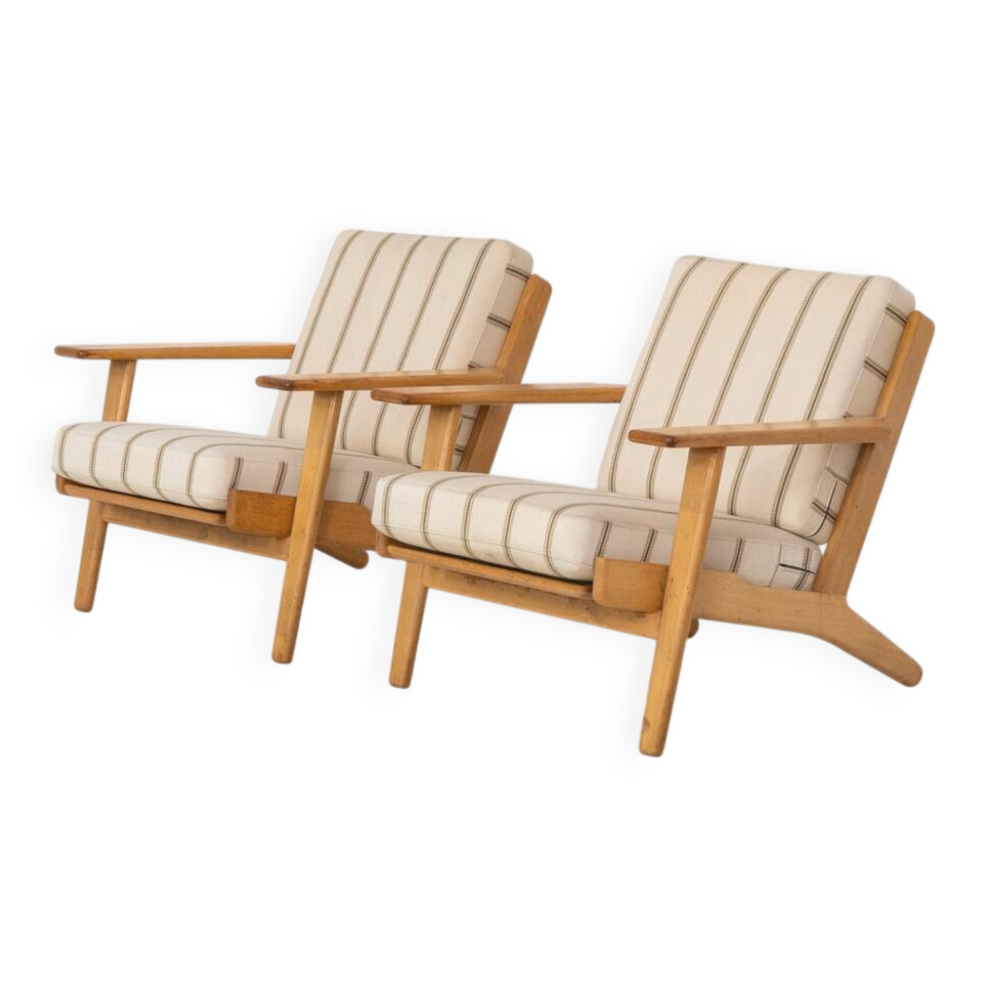 Pair of first-generation GE-290 lounge chairs designed by Hans J. Wegner.