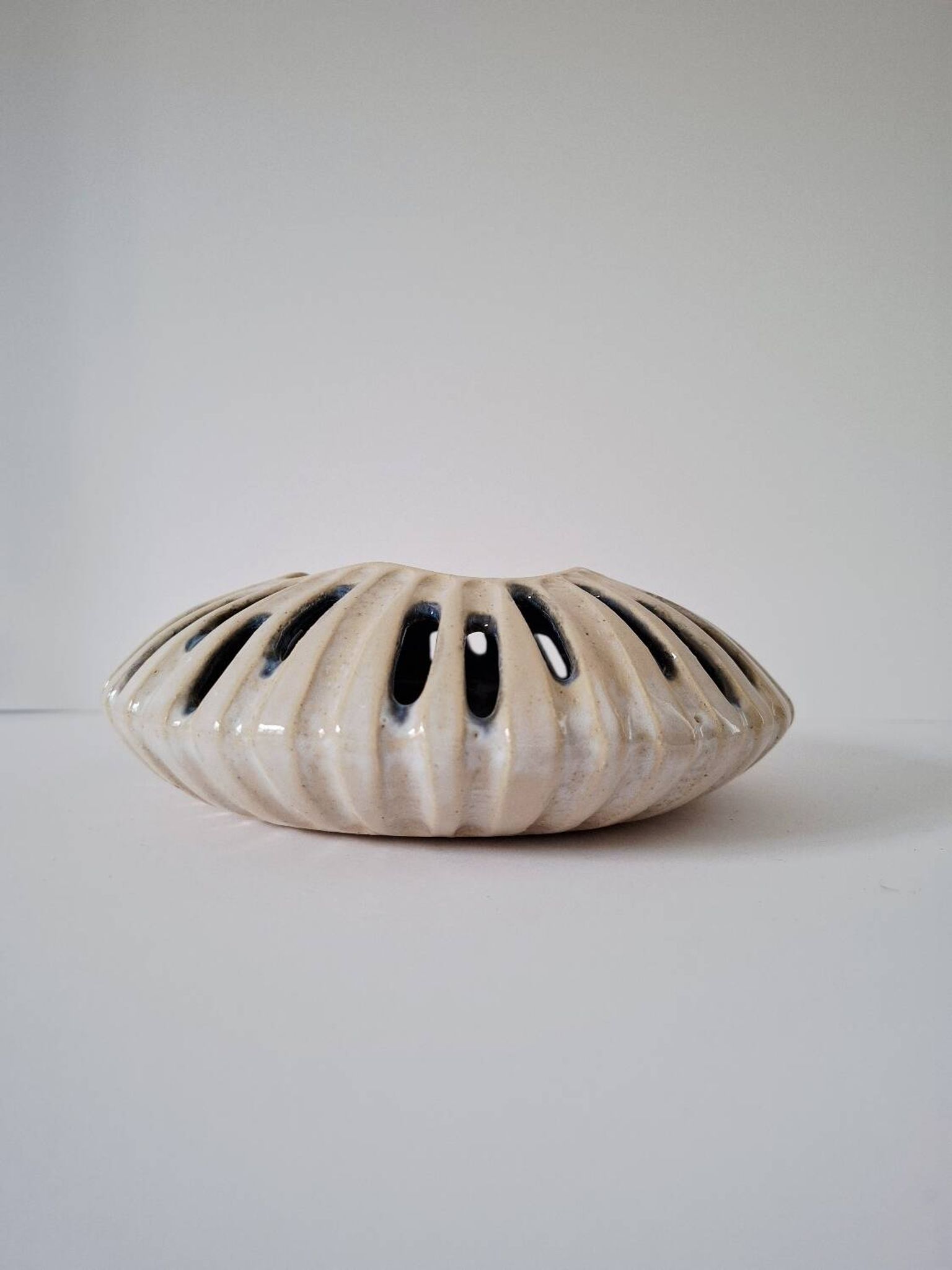 Vase ajouré en céramique vintage
