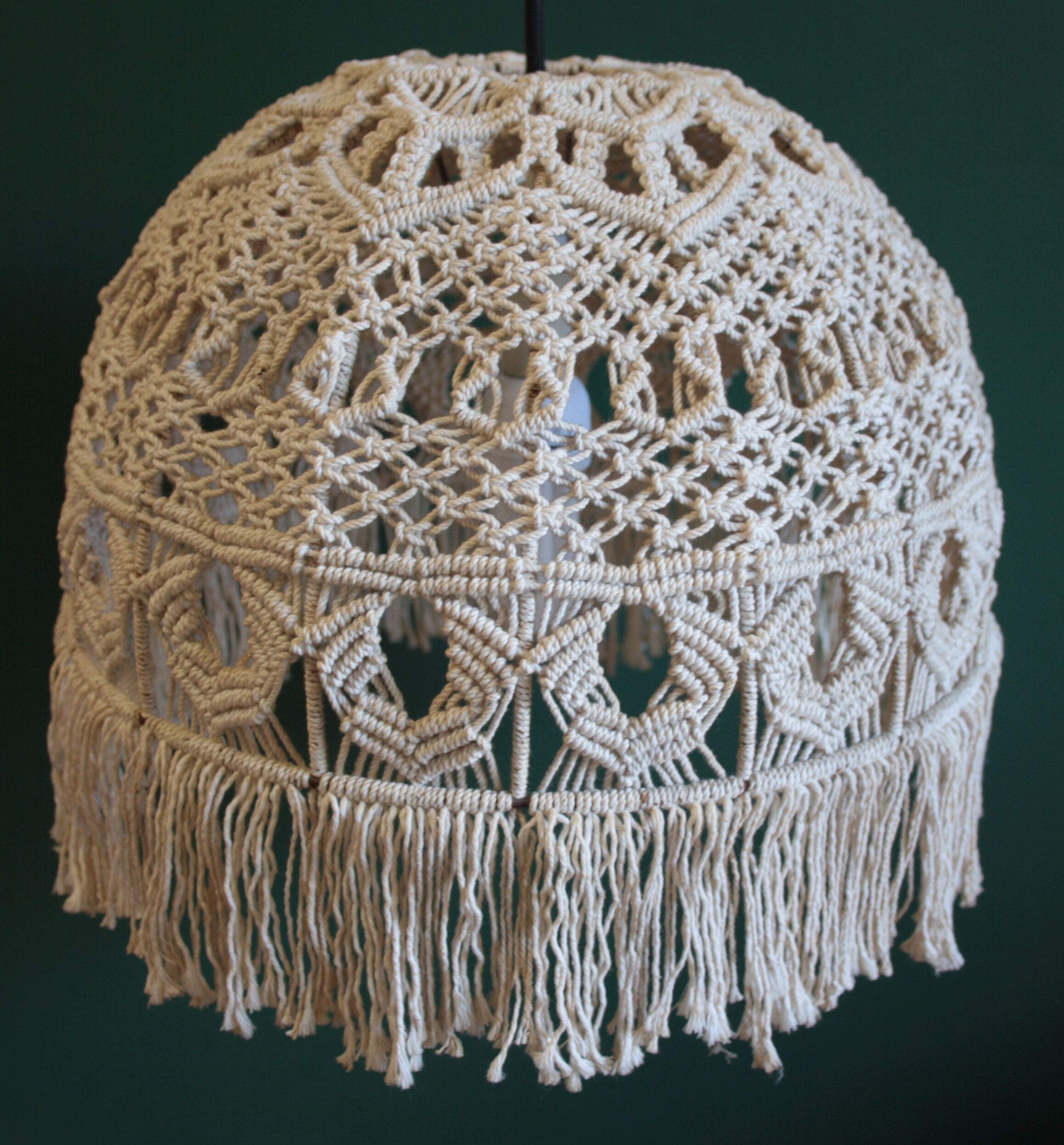 Vintage macrame suspension