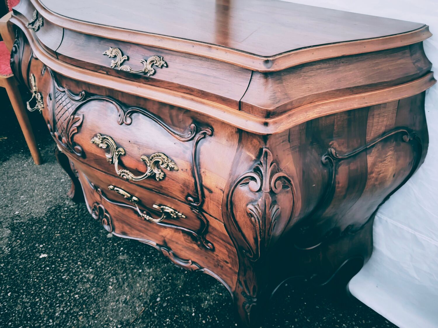 Tomb-style commode in walnut, Louis XV style