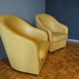 Deux fauteuils club en cuir jaune