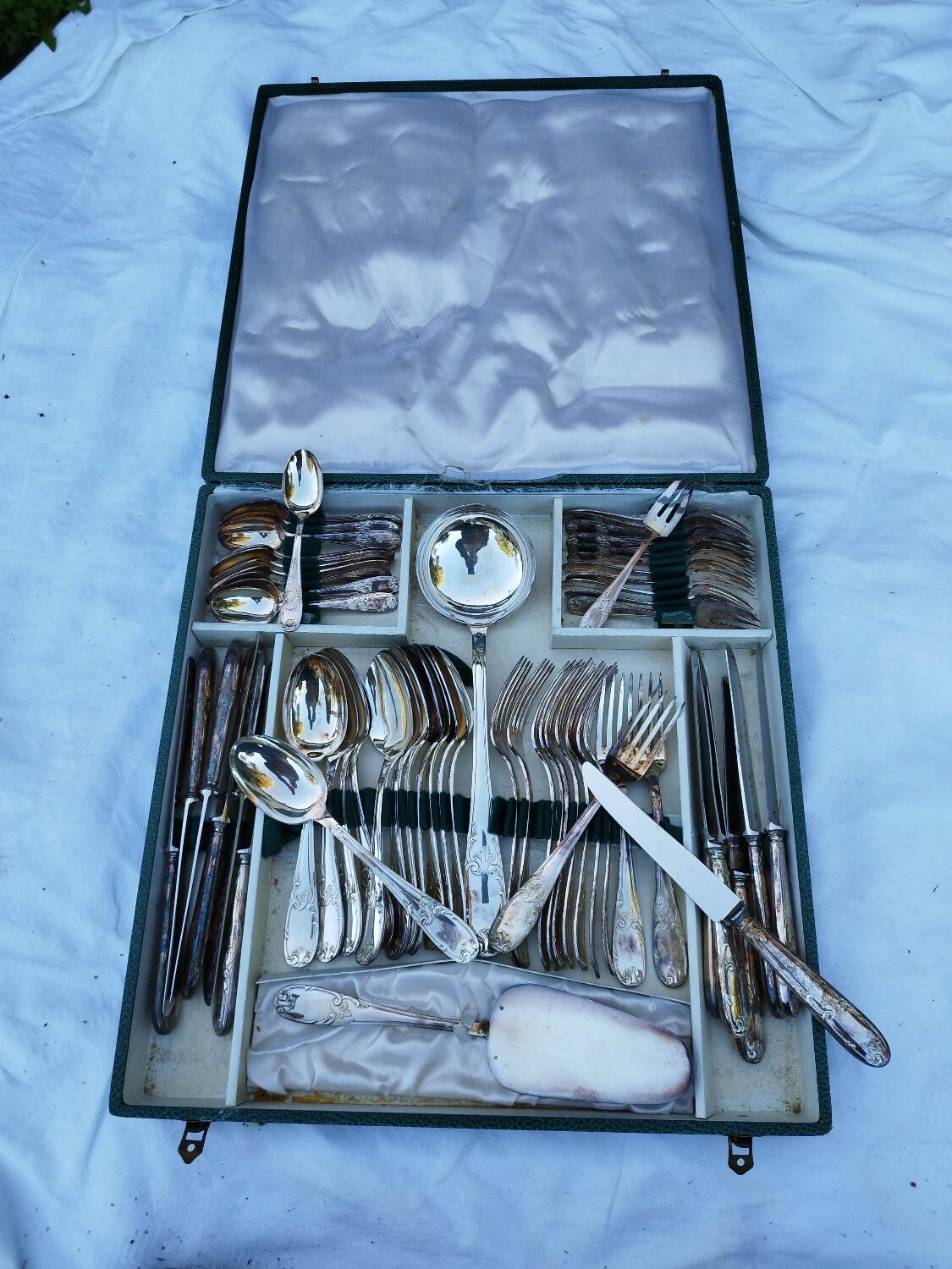 Complete cutlery in silver metal 62 pieces 12 place settings