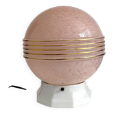 Lampe Art Déco globe en verre moucheté rose et socle en céramique blanche