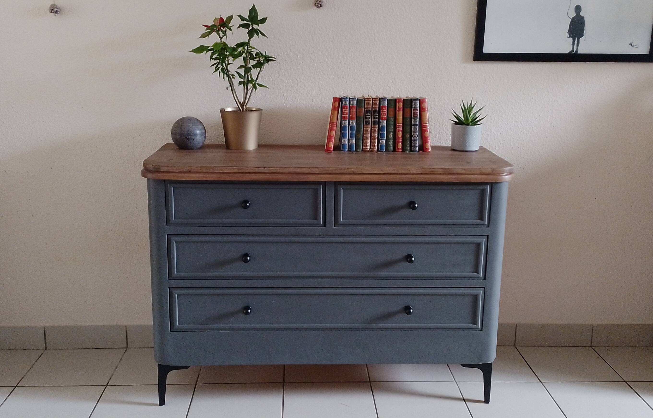 Chest of drawers with large drawers