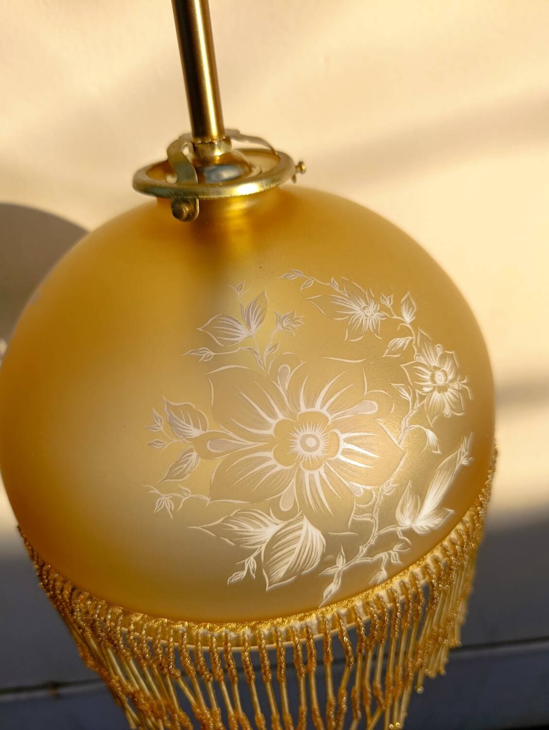 Suspension belle époque verre dépoli jaune doré, franges perlées