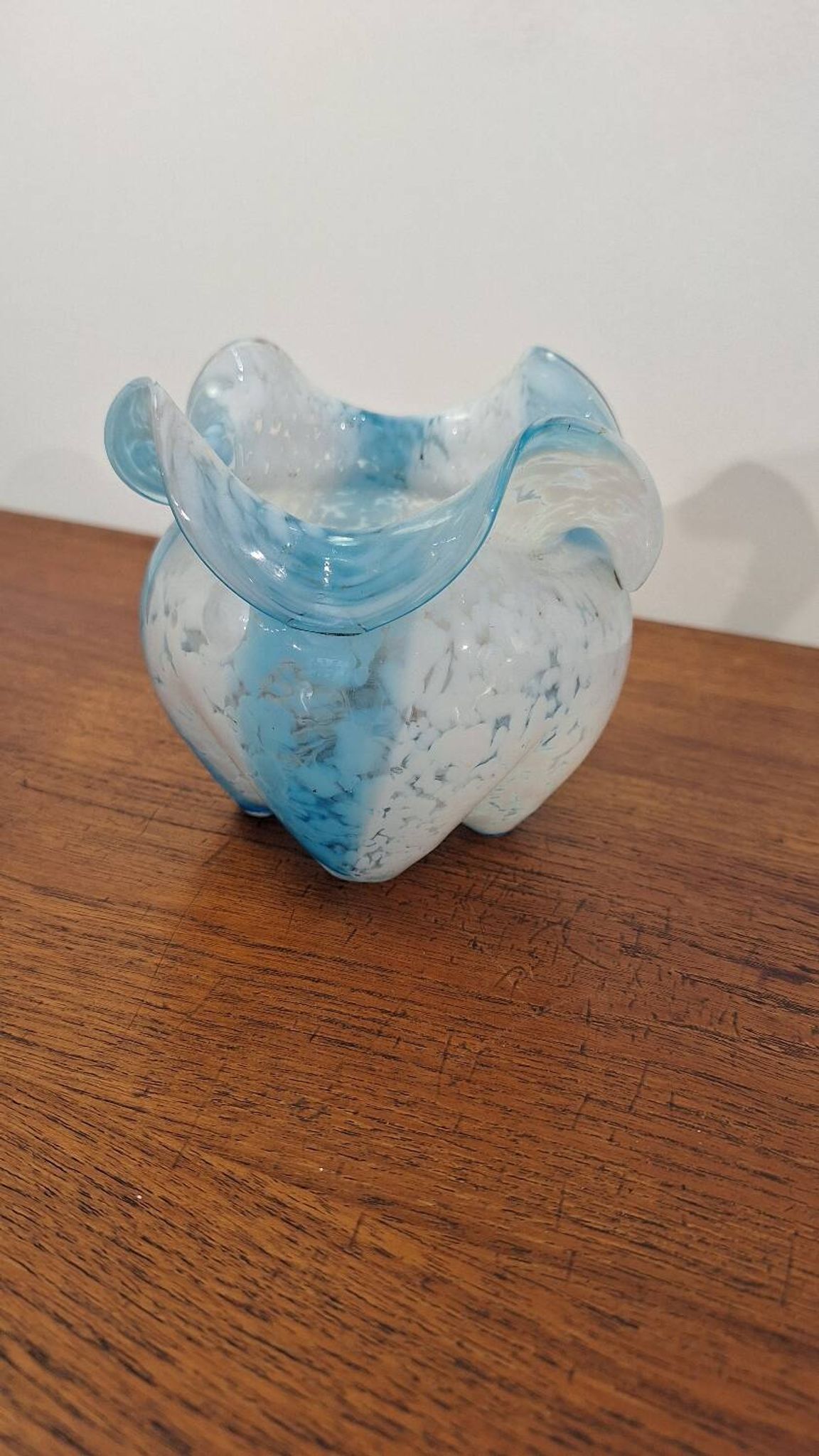 Vase en pâte de verre bleu et blanc