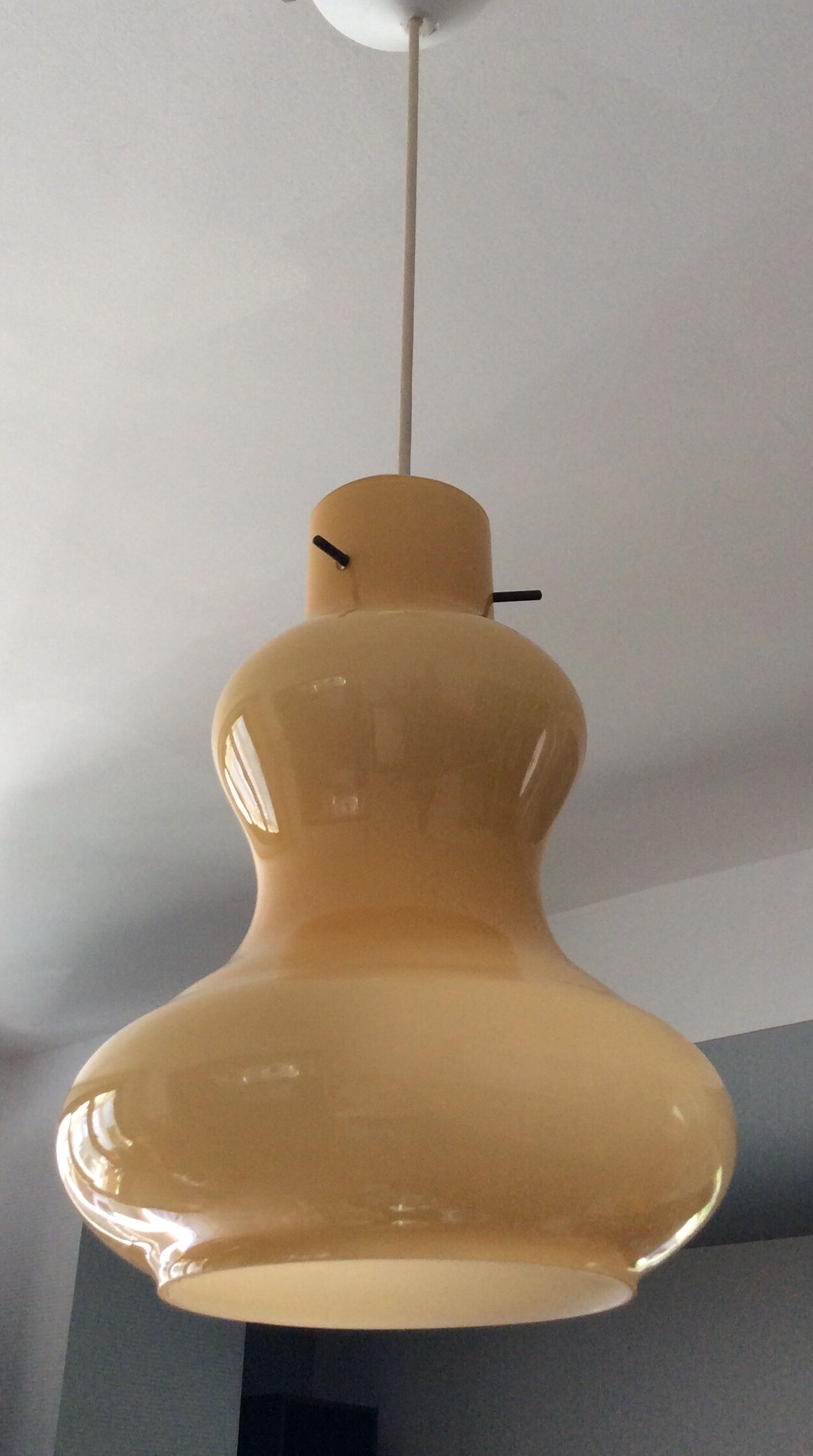 Suspension scandinave des années 60-70 en opaline
