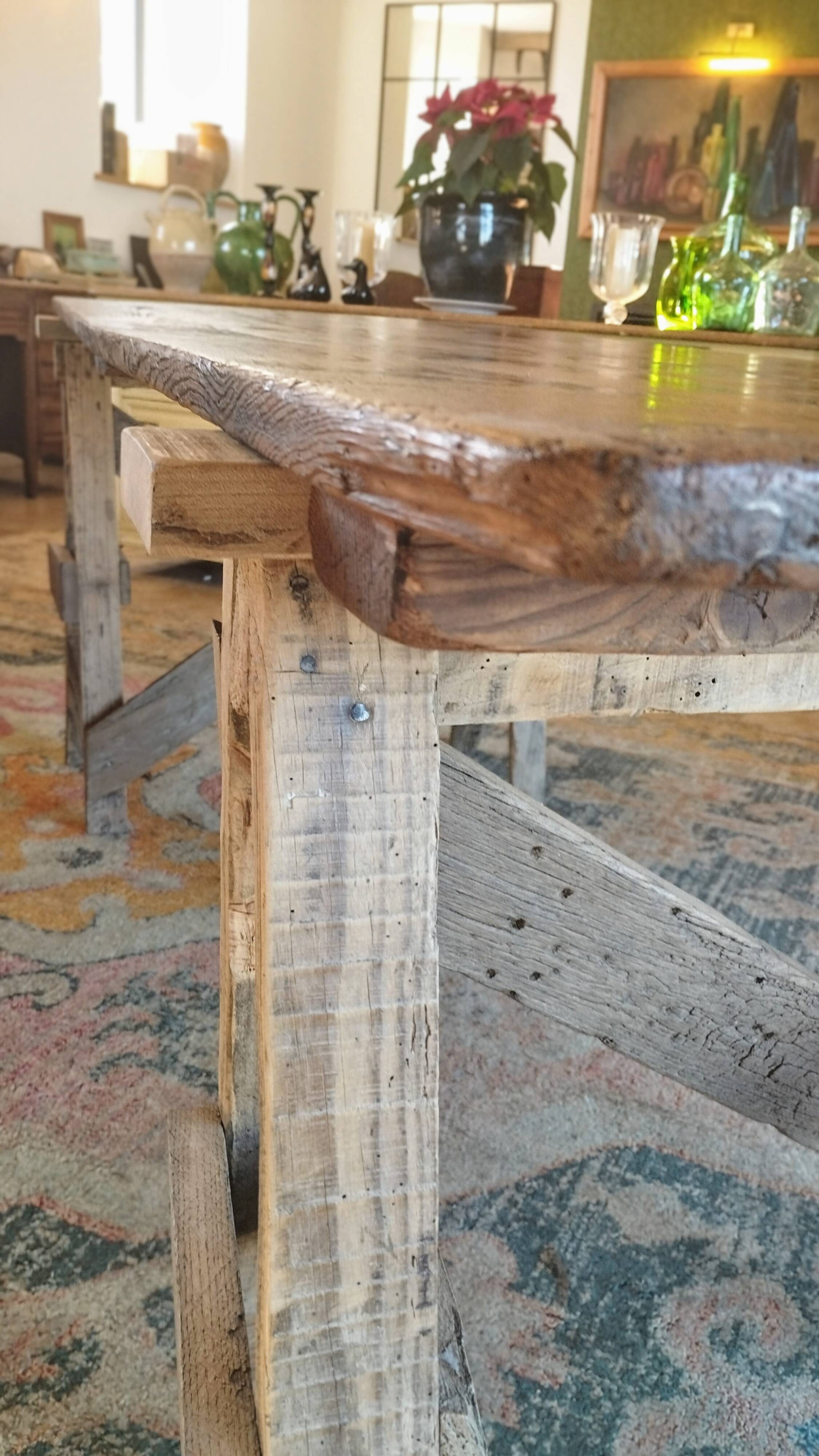 Table de ferme rustique patinée sur de lourds tréteaux