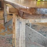 Table de ferme rustique patinée sur de lourds tréteaux