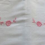 Drap coton brodé main fleurs roses