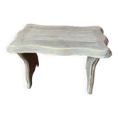 Small footrest bench in solid wood with slate grey patina.