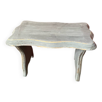 Small footrest bench in solid wood with slate grey patina.