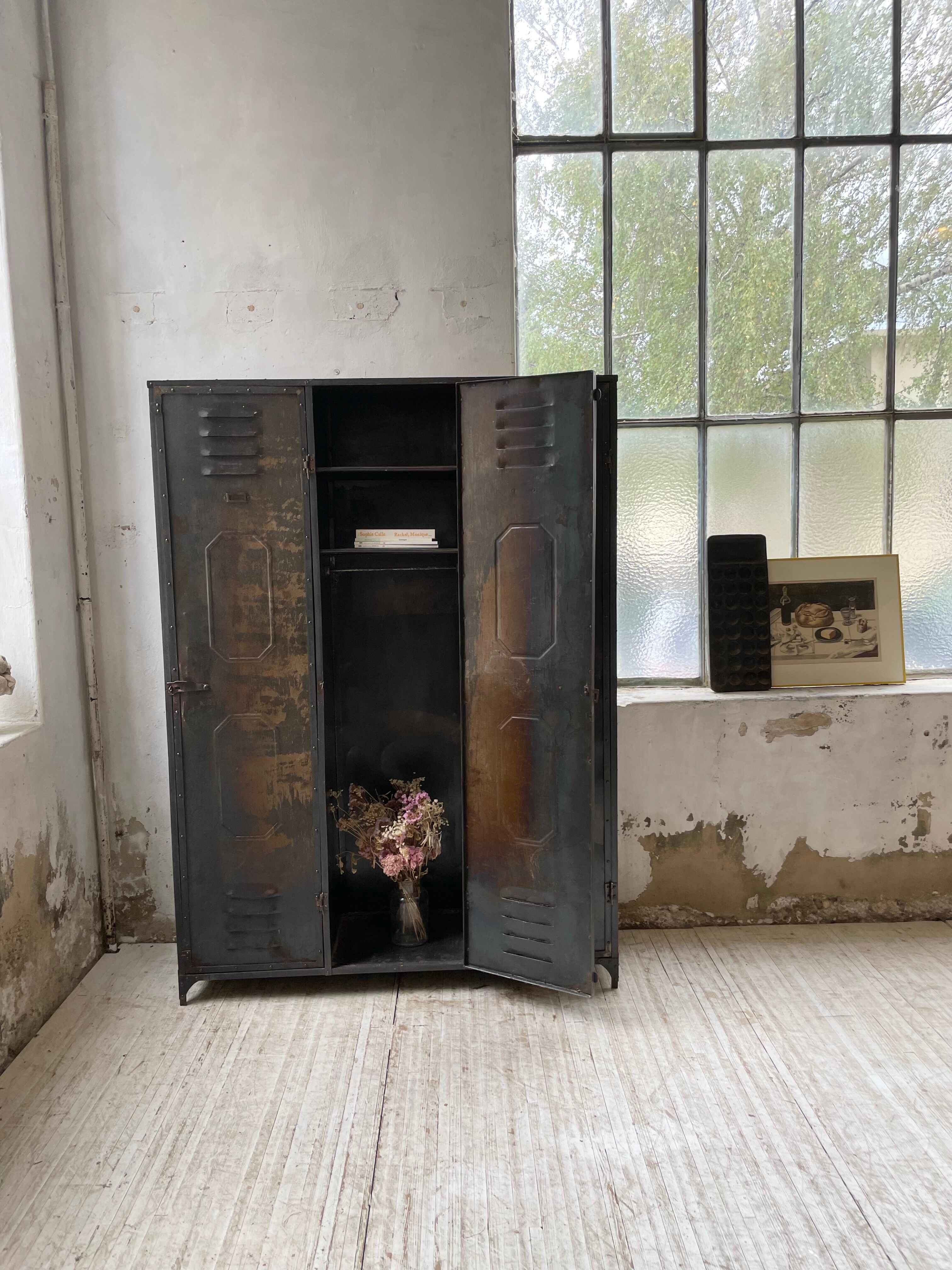Riveted metal cloakroom Swchartz 1920