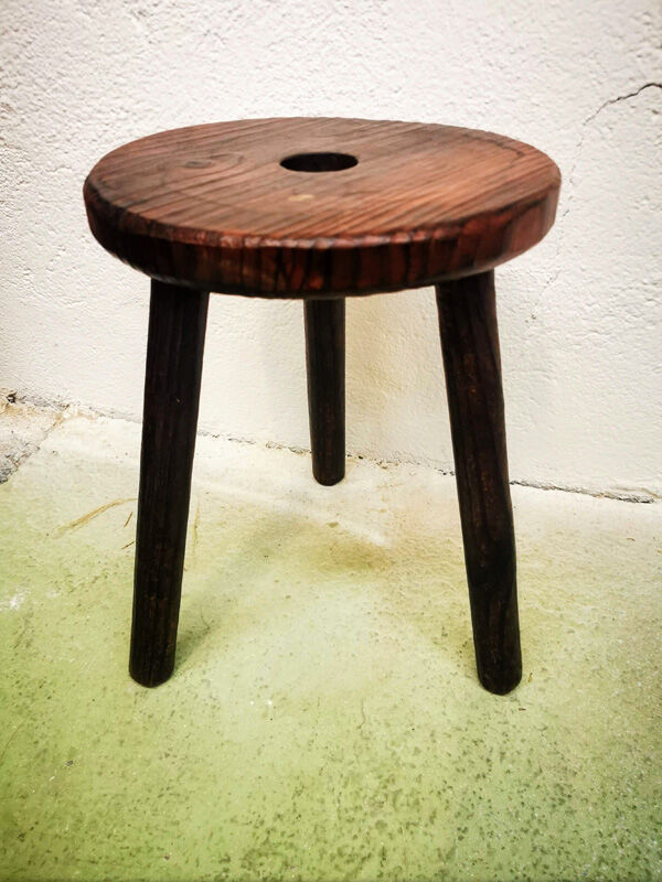 Tripod farm stool