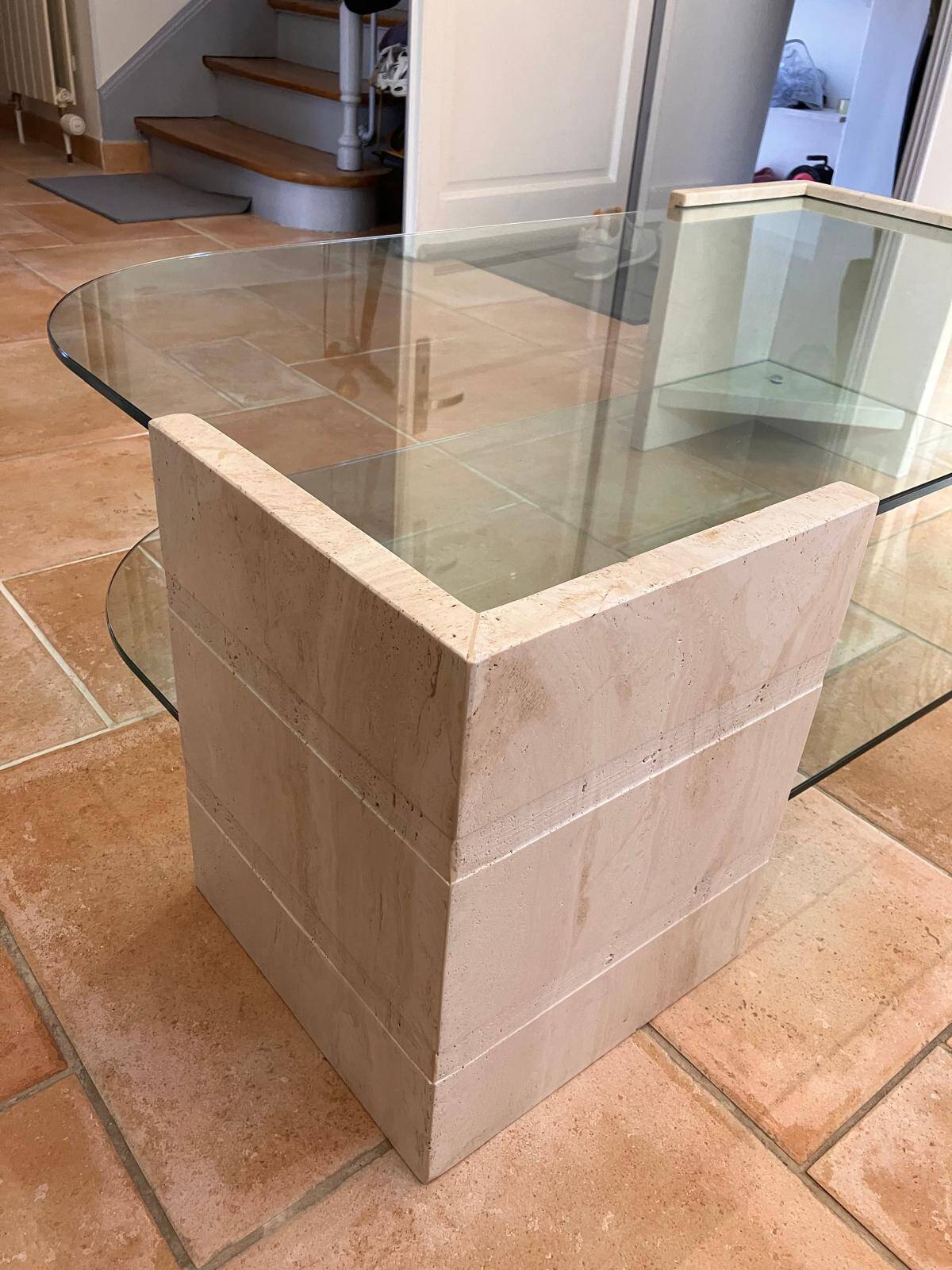 Table basse vintage en travertin et verre – Années 1970/1980