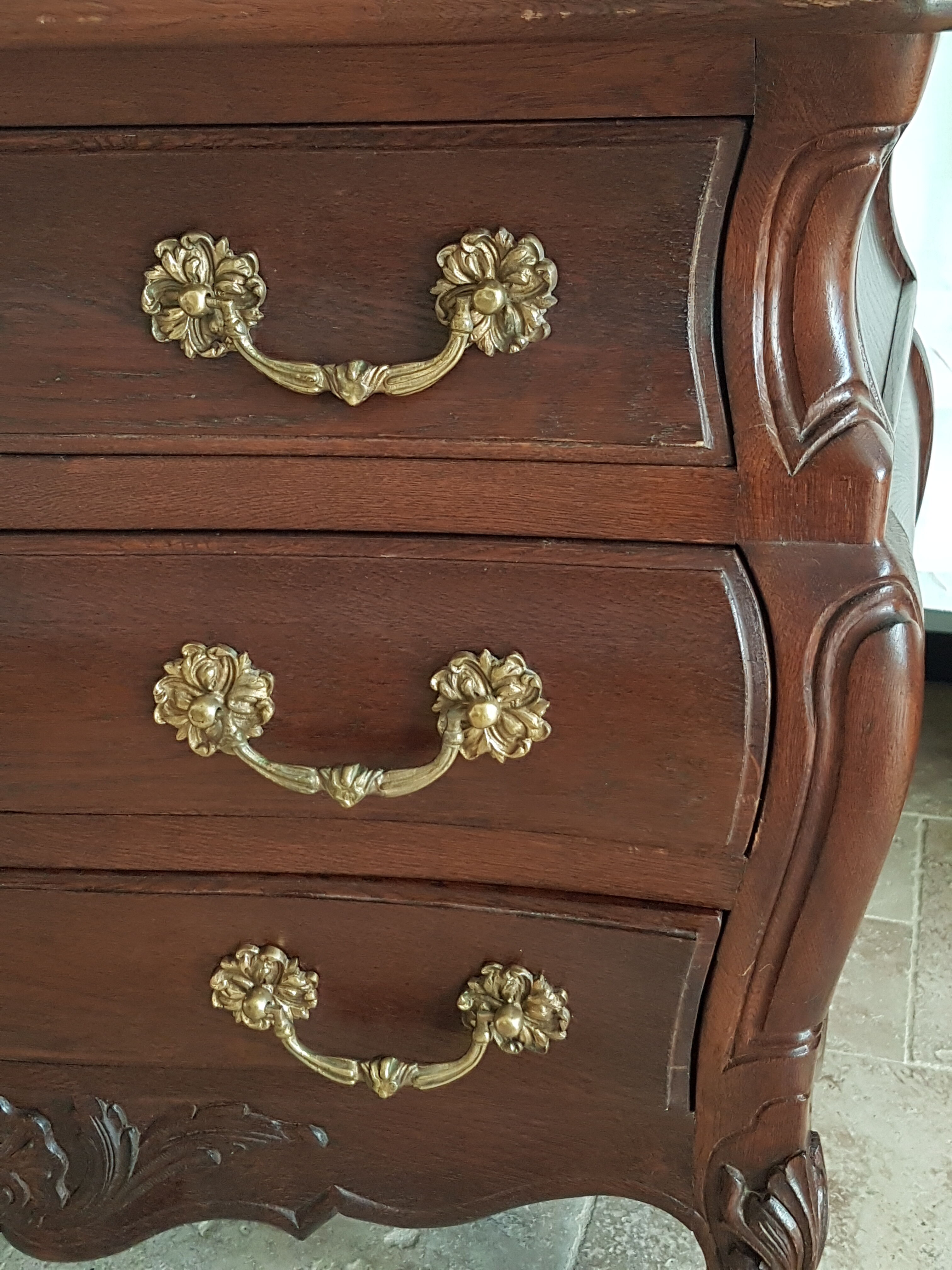 Commode tombeau bordelaise de style Louis XV