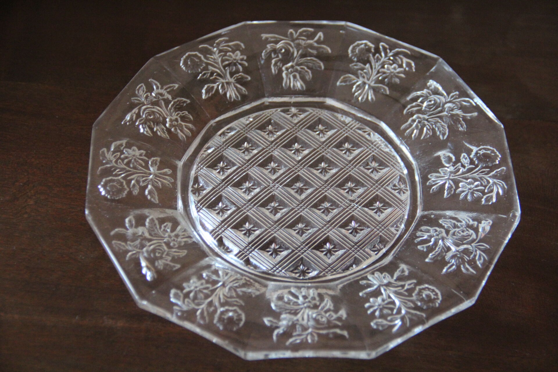 10 dessert plates in molded glass of floral motifs