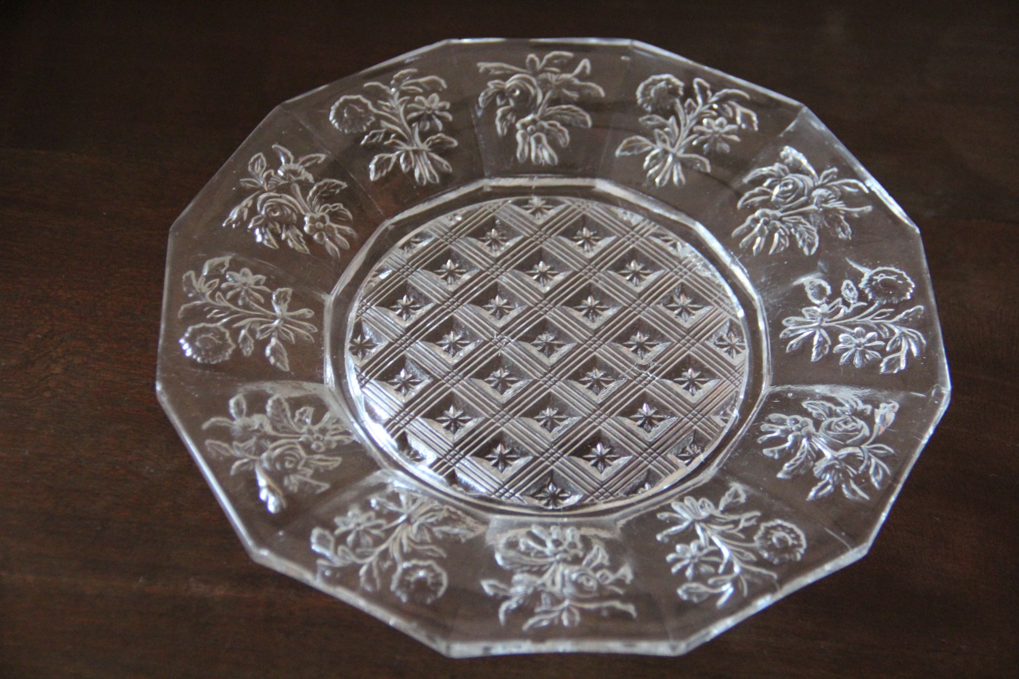 10 dessert plates in molded glass of floral motifs