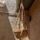 Suspension in macramé