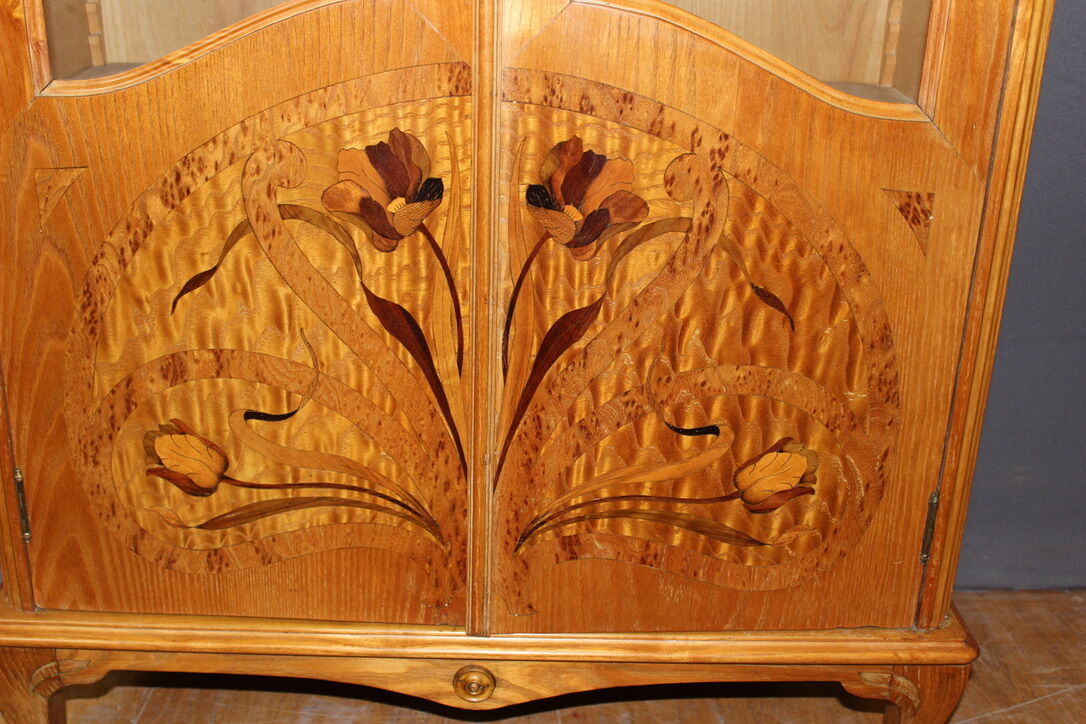 Vitrine Art nouveau en frêne et marqueterie de fleurs