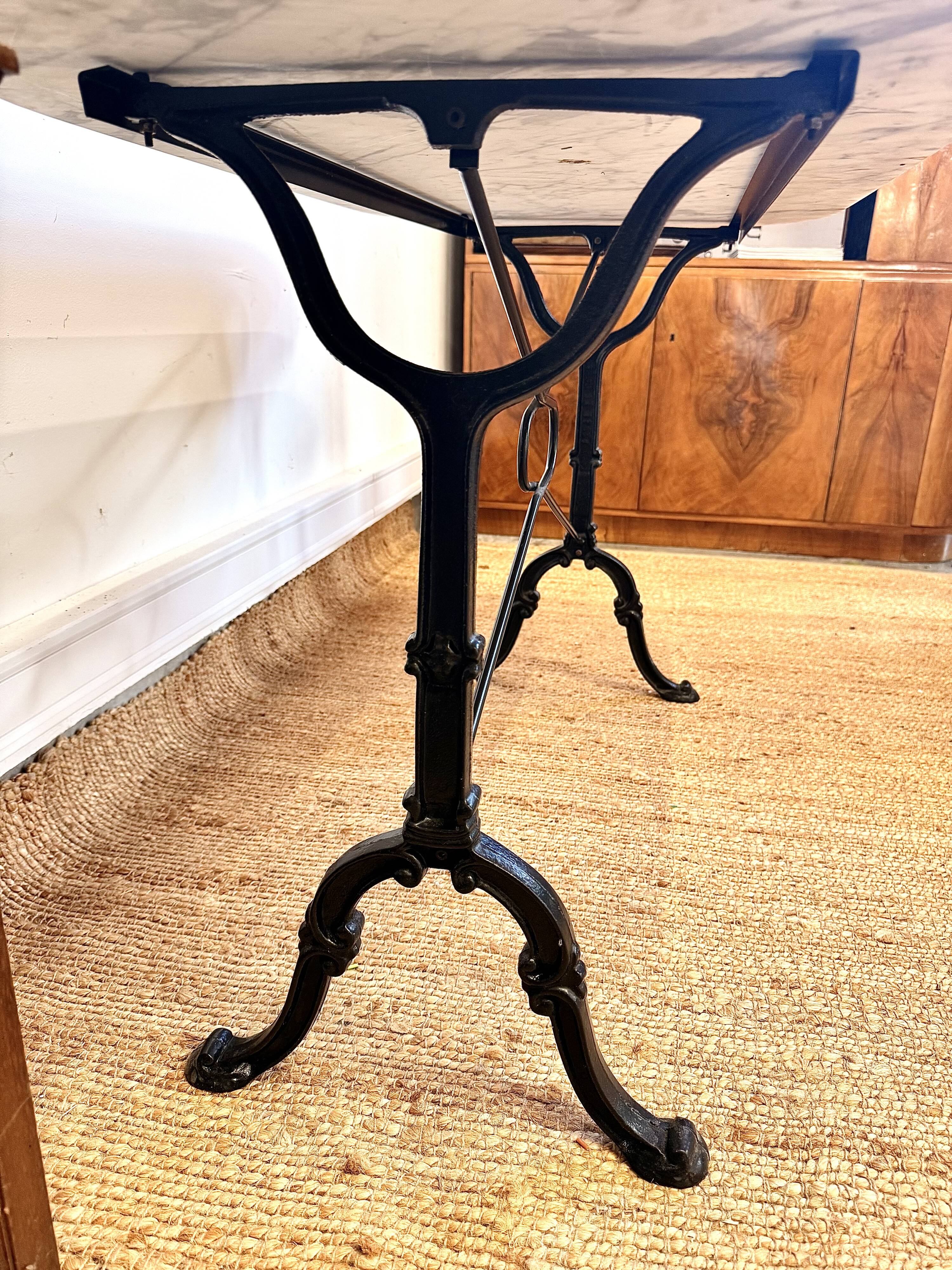 Table bistrot italienne en marbre et fonte