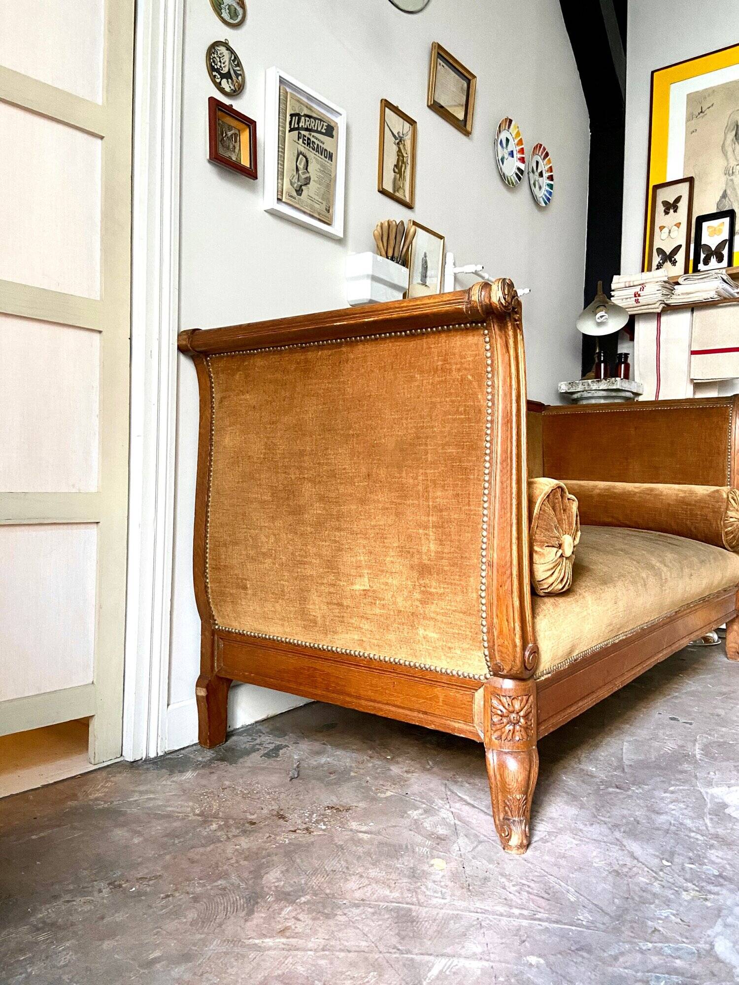 Bench, roller daybed in chiseled wood and ocher velvet, mid-19th century