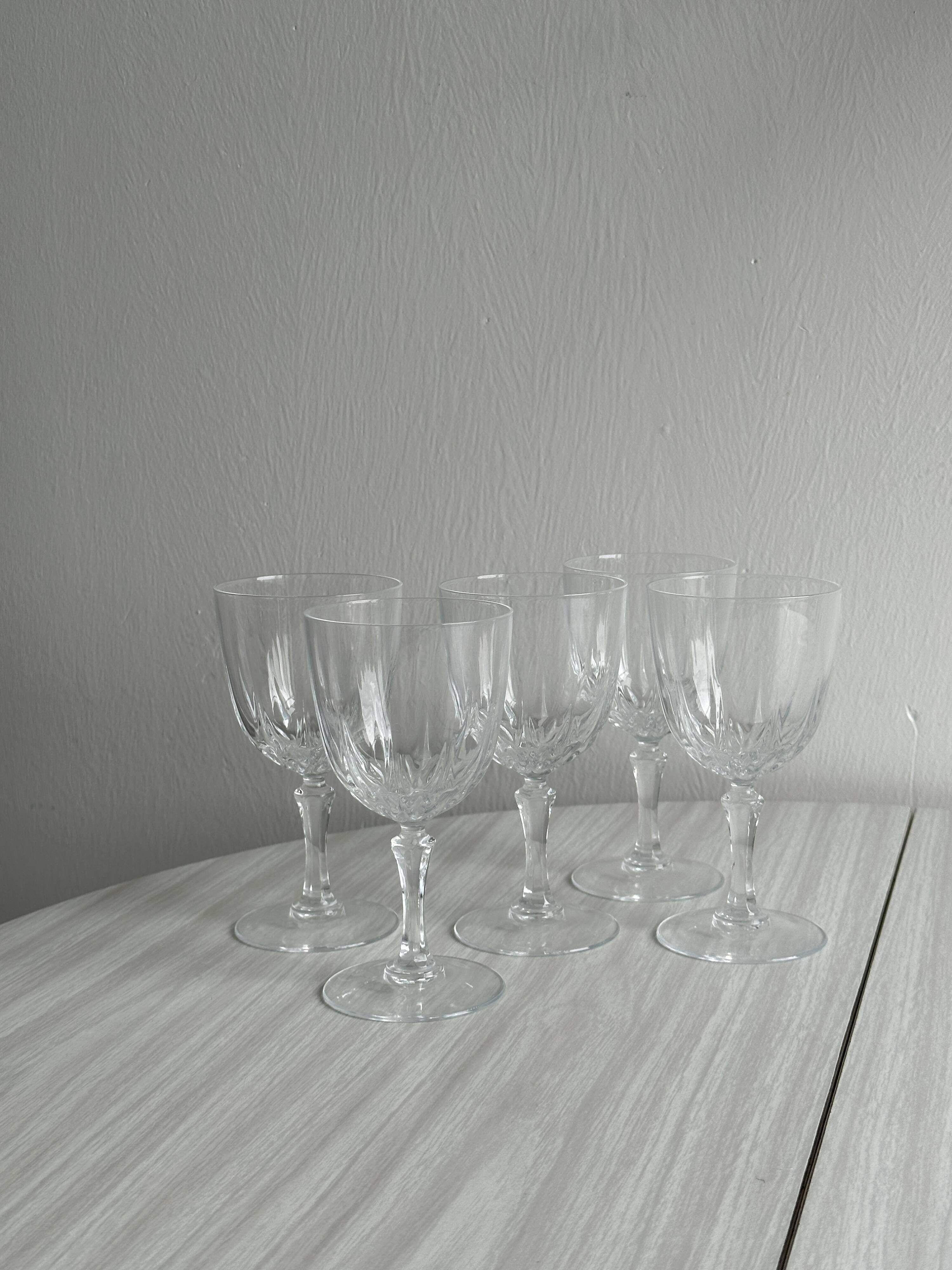 5 grands verres à vin / eau en cristal.
