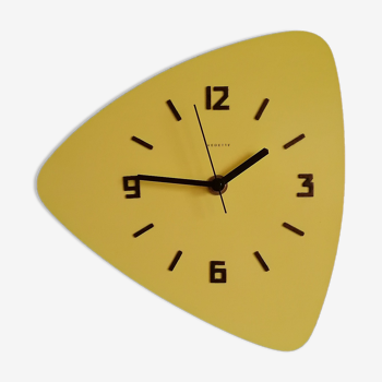 Horloge formica vintage murale silencieuse asymétrique "Vedette jaune"