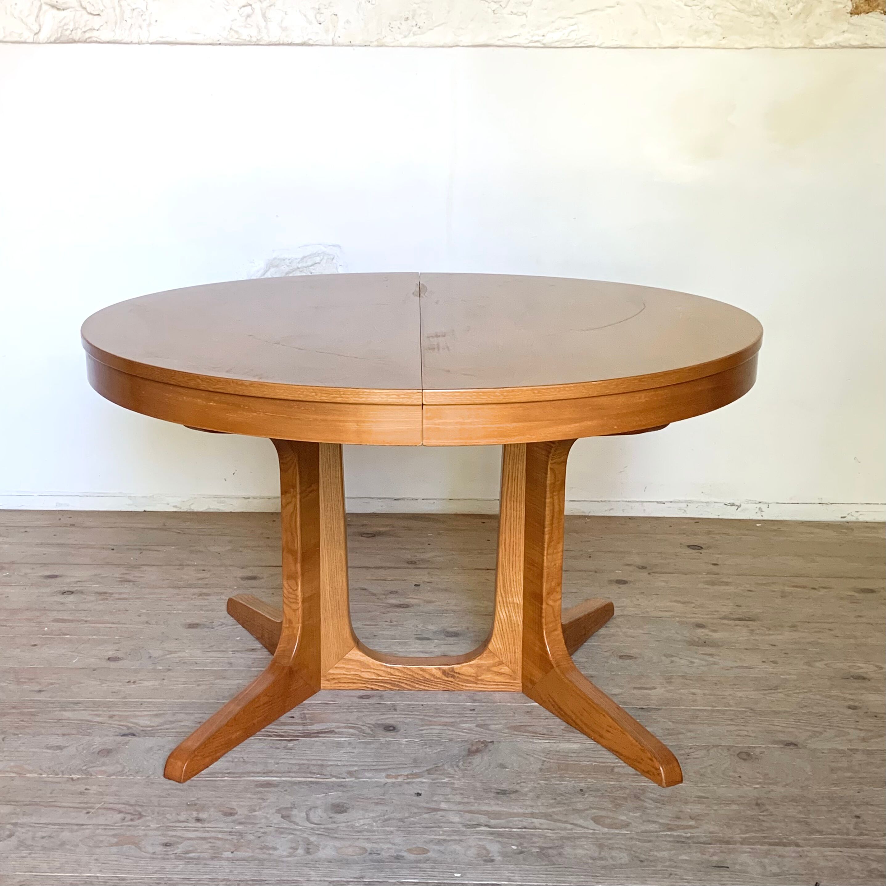 Round Scandinavian table Baumann vintage central foot star