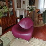 Leolux armchair in senso berry leather, papageno model, with polished aluminium legs.