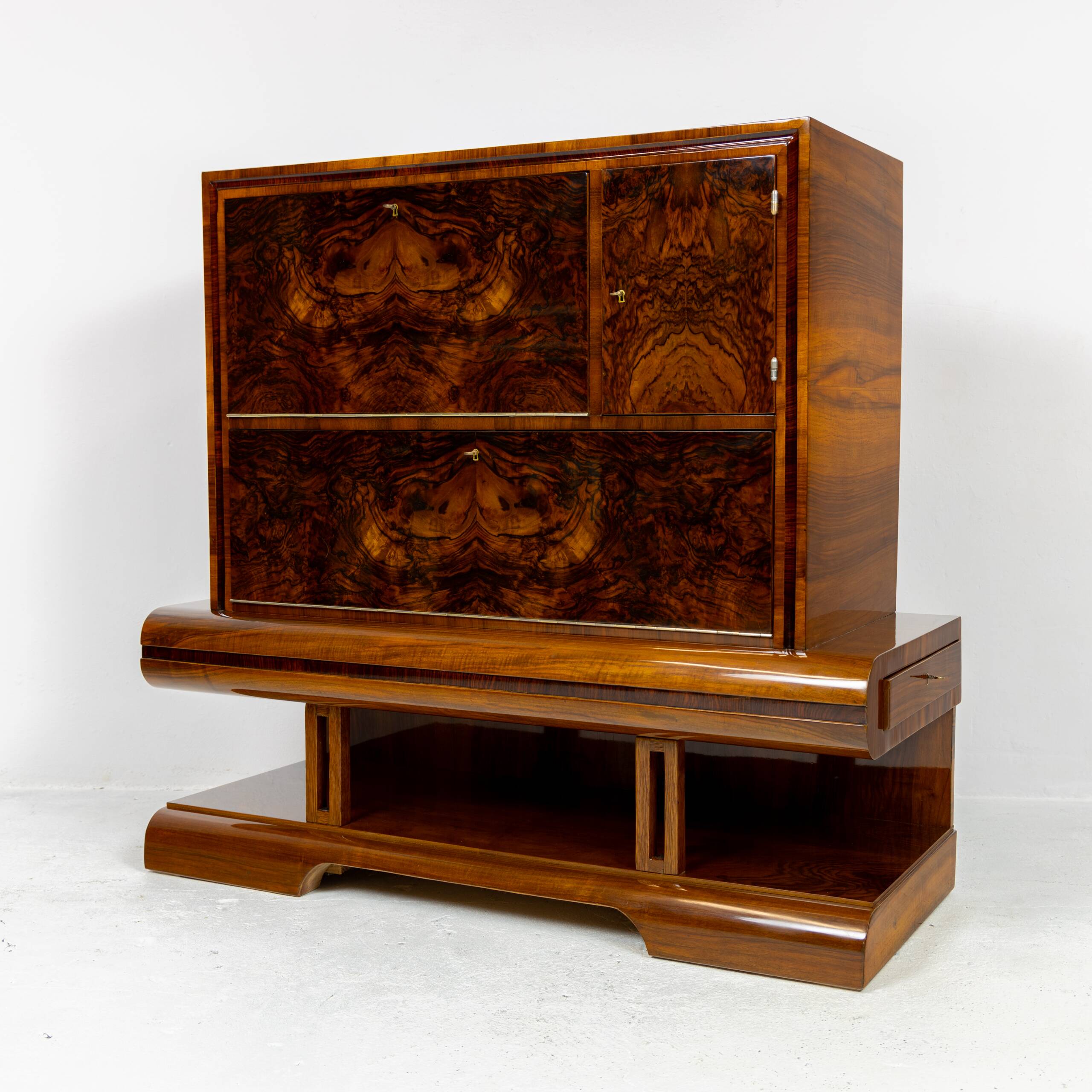 Art Deco bar cabinet in walnut, Wilhelm Mosurski - 1930s