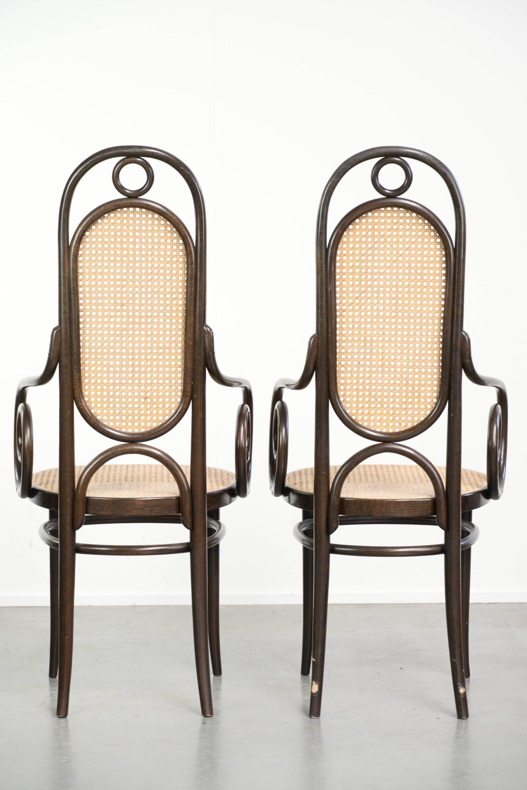 Ensemble de 2 chaises vintage originales design Thonet modèle Long John avec accoudoirs.