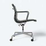 Paire noire (2) de chaises de bureau Herman Miller Original Eames EA318 avec bases à roulettes