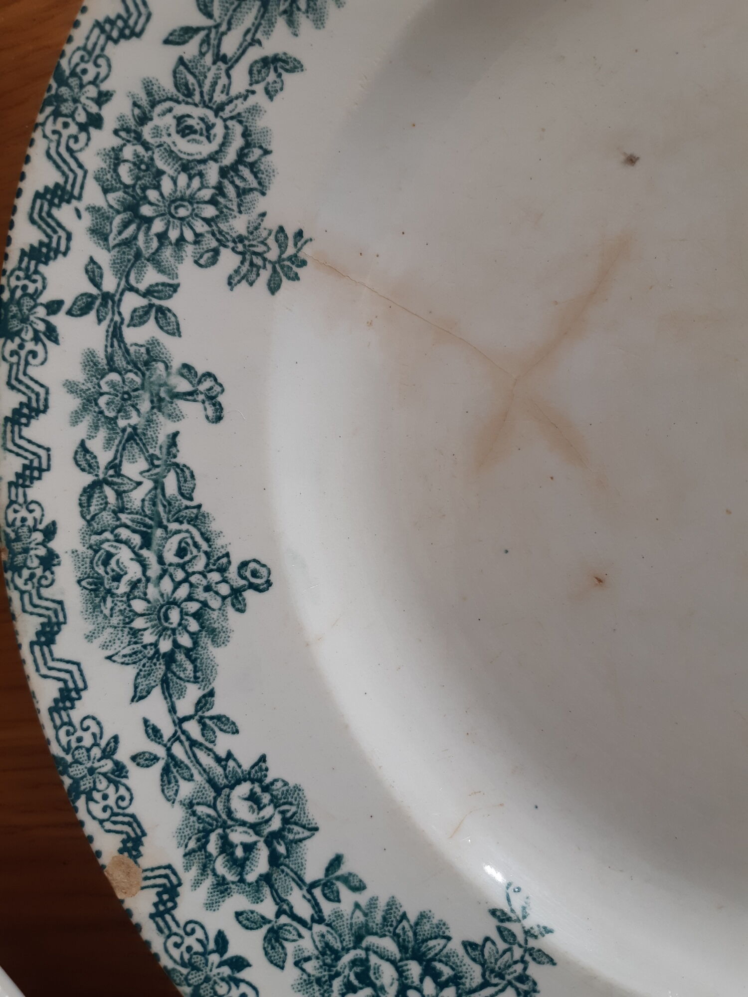 3 flat plates in faience of Saint Amand and Hamage, Terre de fer, model Argenton, color